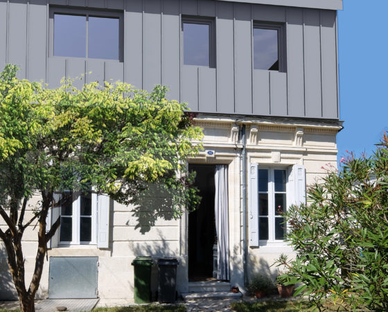 Surélévation en zinc d’une échoppe, Le Bouscat (2021)
